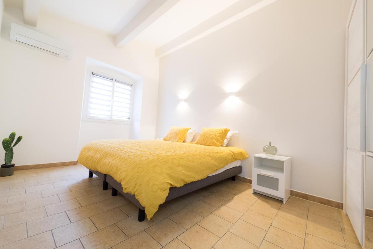 شقة Ravissant Triplex Et Duplex Au Centre De Pont St Esprit المظهر الخارجي الصورة